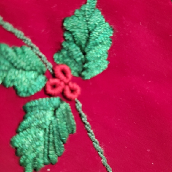 Christmas Tree Skirt Red & Green Velvet 46" w/Poinsettia & Holly Leaves/Berries - Picture 4 of 7